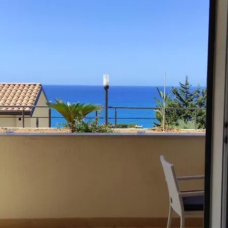 Lucia's Garden Apartment *